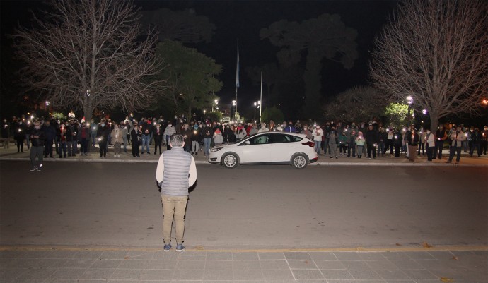 Alrededor de 200 personas se congregaron en apoyo al Padre Chelo