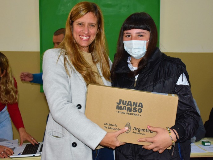 Entrega de computadoras en la EES 1 de Ingeniero Thompson