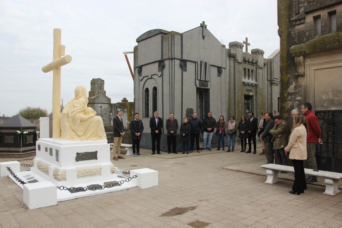 Colocaron una ofrenda floral en el monumento “La piedad”