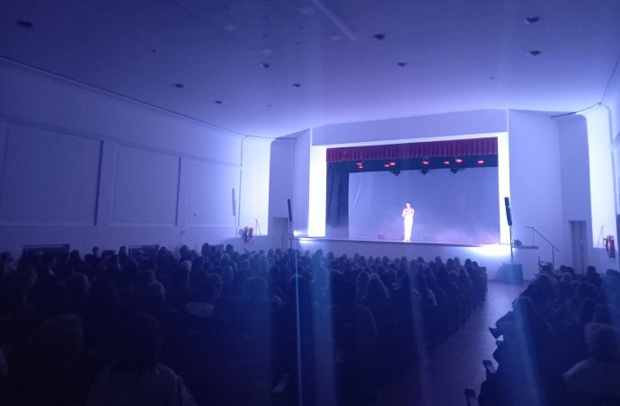 A sala llena, se presentó Hernán Piquín en la Sala del Cine Teatro