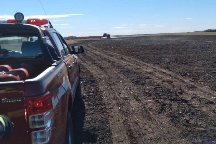 Incendio de casilla rural se propagó a un campo sobre Ruta 85