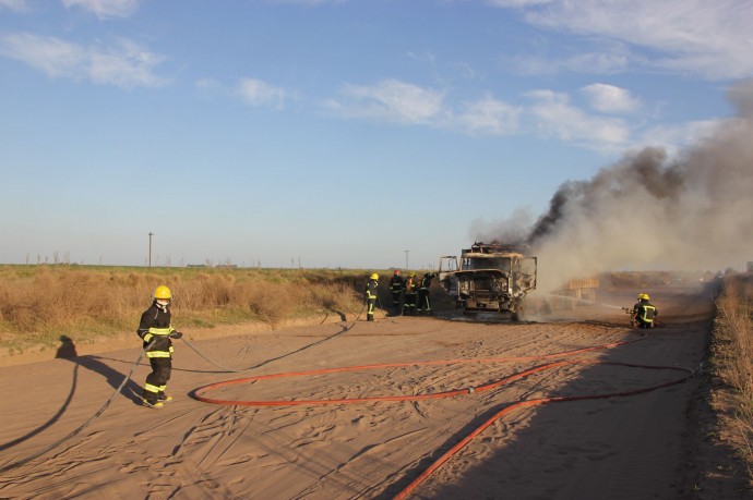 Se incendió un camión en el camino a Carhué