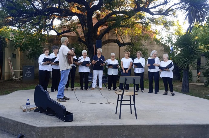 Los coros “Ilusiones” y “Arenas” realizaron su presentación de fin de año