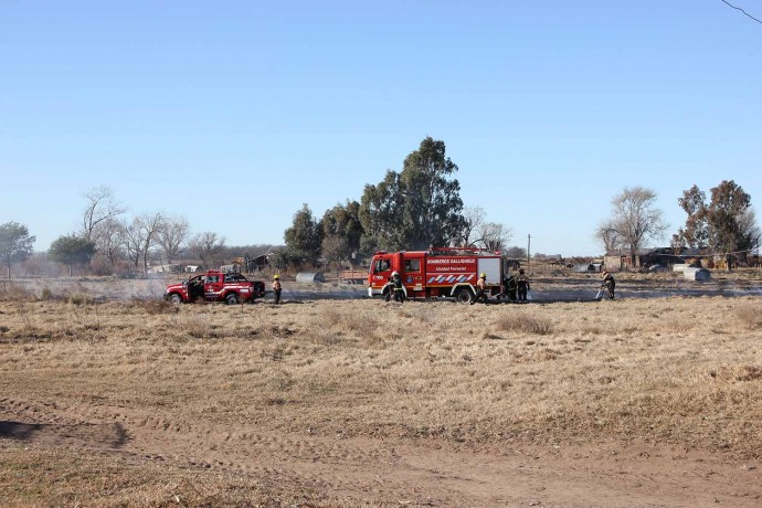 Bomberos extinguieron un incendio de pastizales