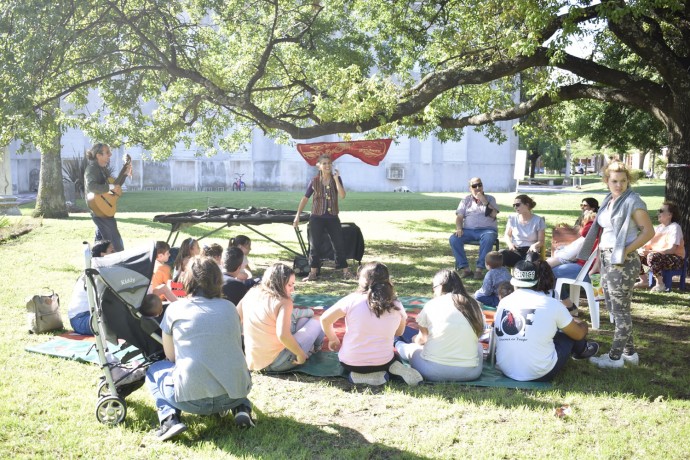 Jornada de lectura y juegos con el grupo “Tricletas”