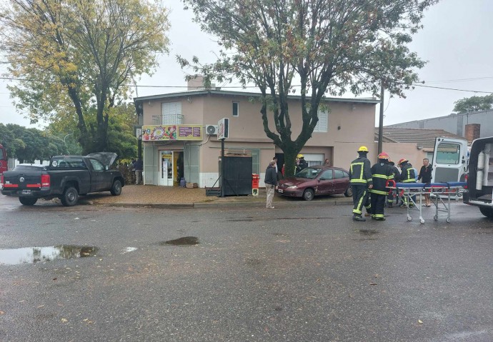 Fuerte accidente entre una camioneta y un automóvil