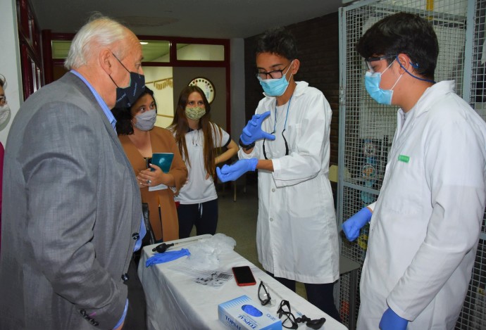 Álvarez visitó la muestra de la Escuela Técnica 