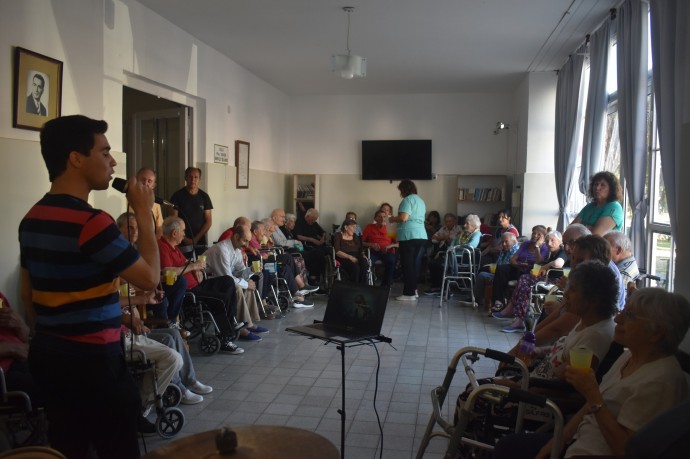 Tarde a pura música en el Hogar Municipal