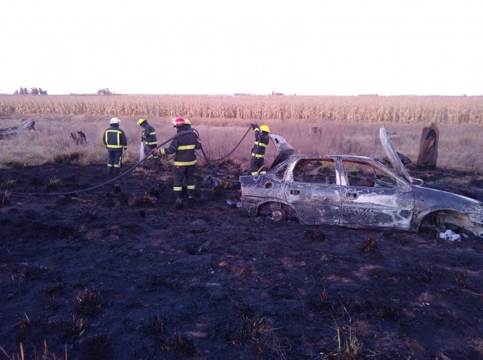 Bomberos voluntarios acudieron a un incendio vehicular en Ruta 85