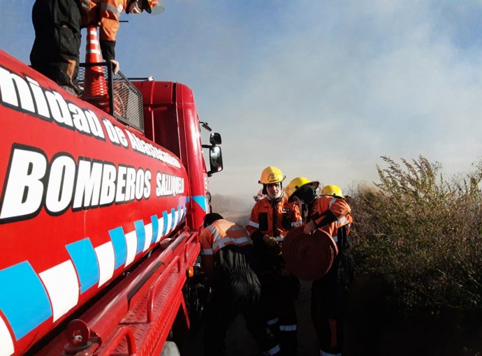 Bomberos evitaron que un incendio alcance un monte y rastrojos  