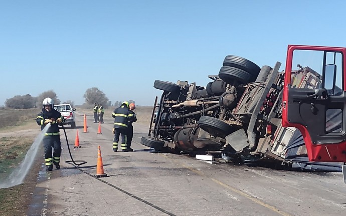 Volcó un camión con carga de placas de vidrio en la Ruta 85