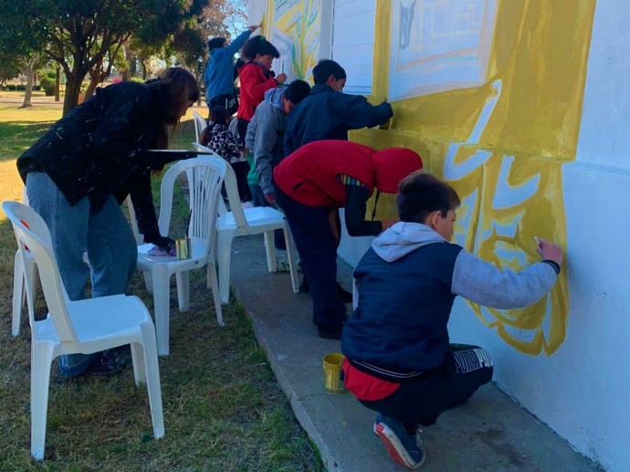 Se pintó un mural alusivo al Aniversario de Ingeniero Thompson