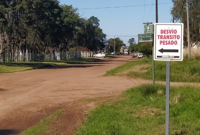 Colocación de carteles para señalización vial