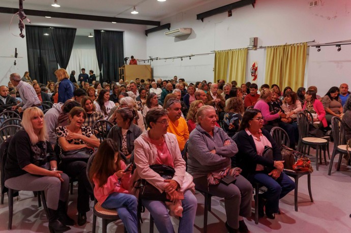 A sala llena, se realizó el tributo a “Los Boxers” en el Centro Cultural 