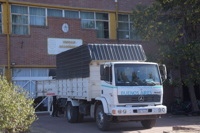 Llegaron mesas y sillas para la Unidad Académica y de la EP N° 1