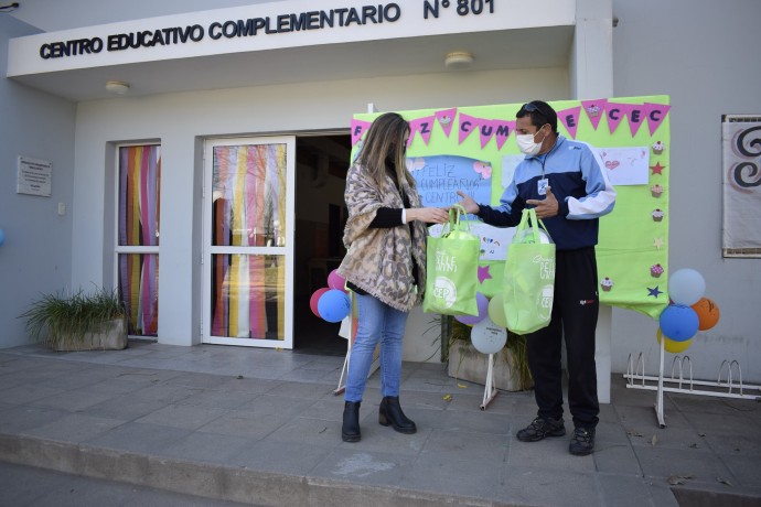 El CEC N° 801 recibió un presente por su Aniversario