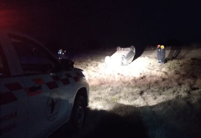 Despiste y vuelco de un automóvil que circulaba por Ruta 5