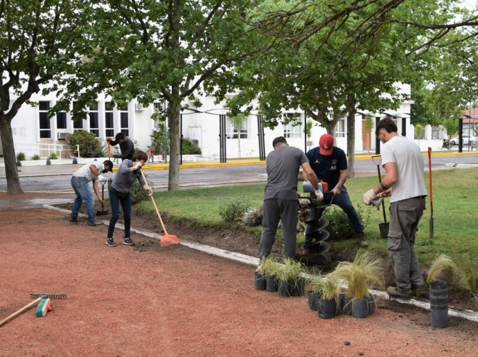 Continúan los trabajos para la puesta en valor de espacios verdes