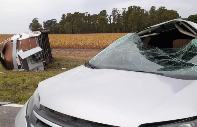 Volcó una camioneta con casilla rodante sobre Ruta Nacional N° 5