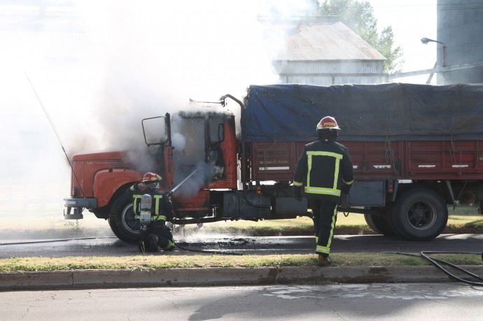 Incendio en un camión estacionado en calle América