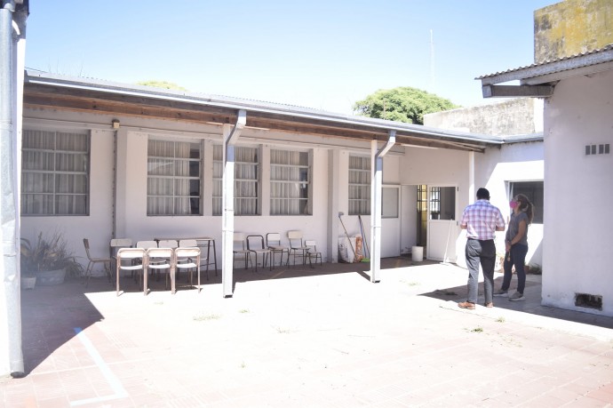 Pacheco entregó un subsidio para mejorar el techo de la Escuela Especial