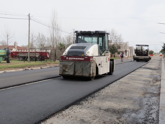 Carpeta asfáltica en el acceso a la ciudad