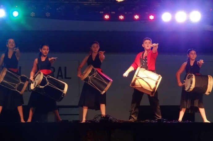 Espectáculo de danzas en la Sala Cine Teatro de la Sociedad Italiana