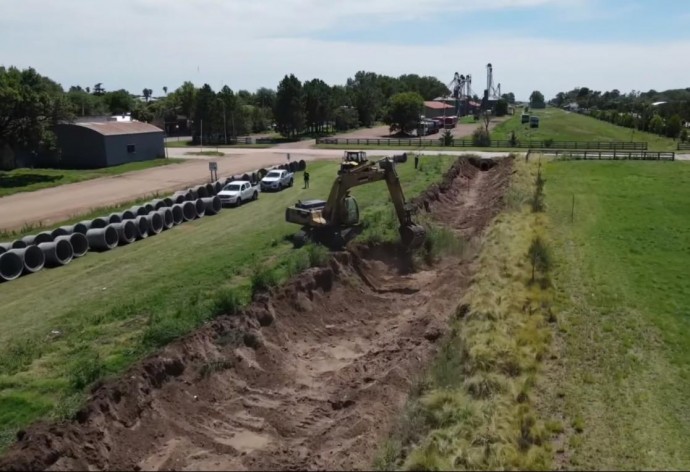 Avanzan las tareas para el entubamiento del canal paralelo a las vías 