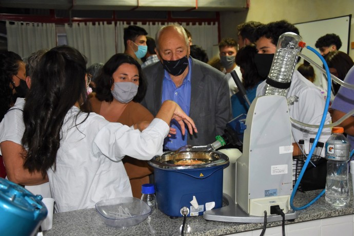 Álvarez visitó la muestra de la Escuela Técnica 