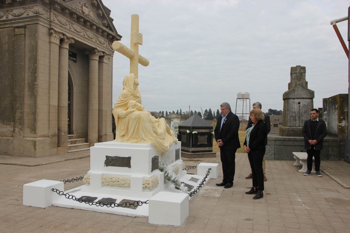 Colocaron una ofrenda floral en el monumento “La piedad”