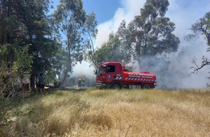 Bomberos acudieron a un incendio en zona rural