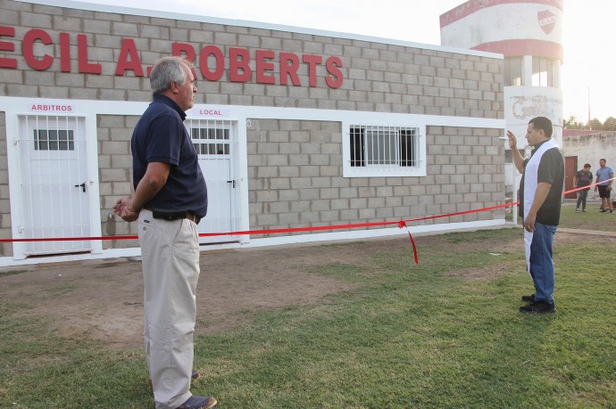 Emotiva inauguración de vestuarios en el Cecil A. Roberts 