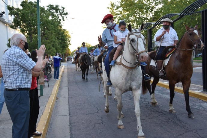 La Agrupación “Anga-Irú” realizó una cabalgata 