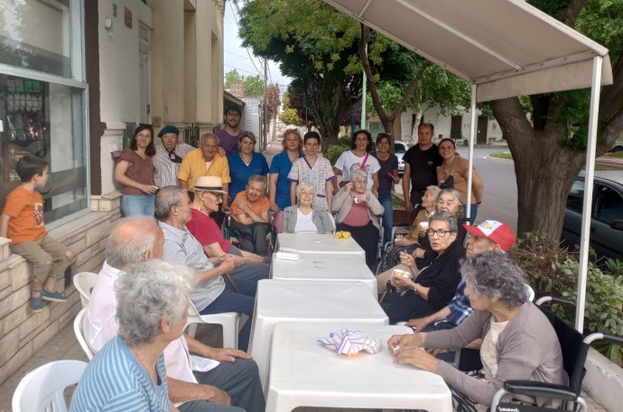 Los residentes del Hogar Municipal disfrutaron de un paseo al aire libre