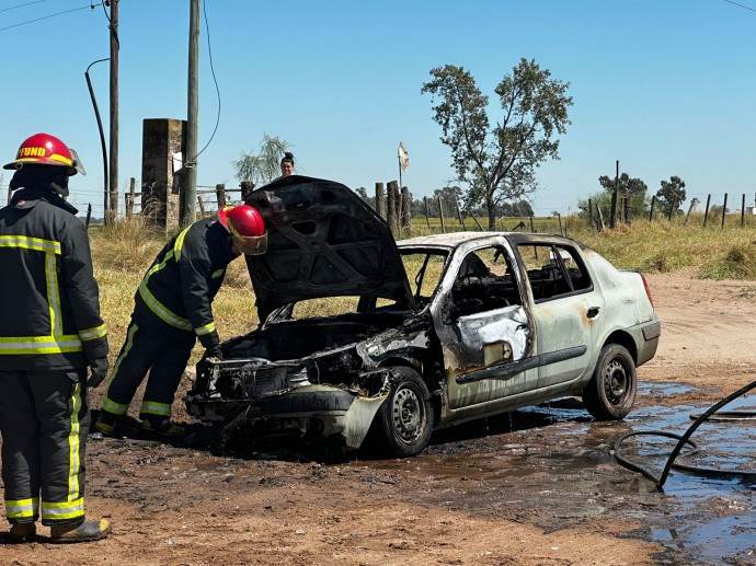 Se incendió por completo un vehículo detrás del Barrio Muter