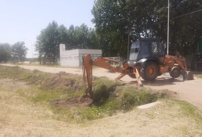 Red vial reincorporó un tractor pala retroexcavador