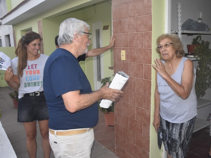 Carrera continúa recorriendo la ciudad para dialogar con los vecinos 