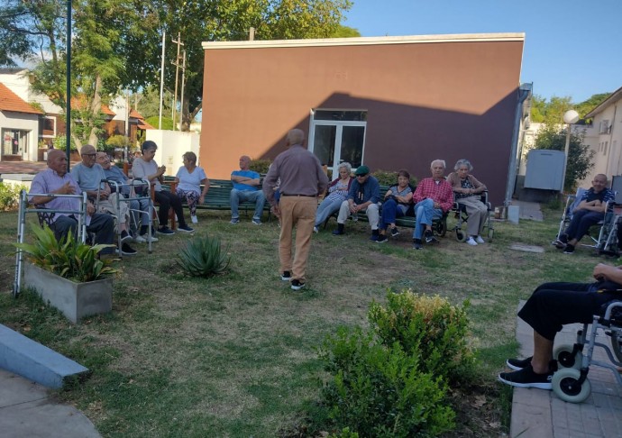 Reiniciaron las jornadas “Una tarde con los abuelos”