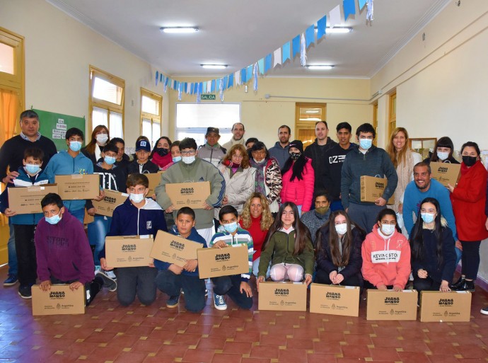 Entrega de computadoras en la EES 1 de Ingeniero Thompson