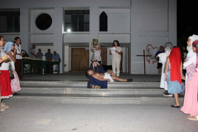 Alumnos de catequesis realizaron una gran interpretación del Vía Crucis