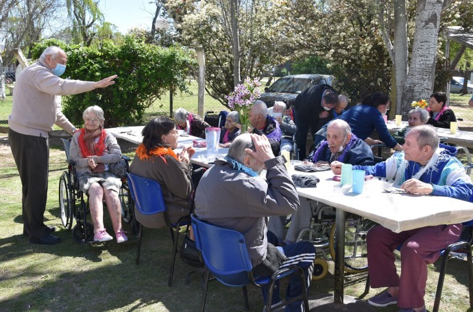 Los adultos mayores celebraron la primavera 