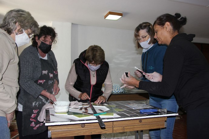 Artesanas construyen esculturas en homenaje a los caídos en Malvinas