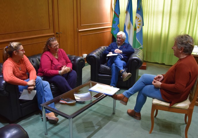 Carrera recibió a representantes del Jardín Maternal “Jesús Niño”