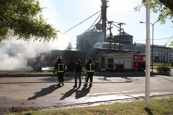 Incendio en un camión estacionado en calle América