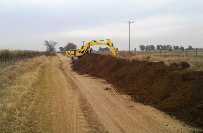 Trabajos de reparación en los caminos rurales de Tres Lomas