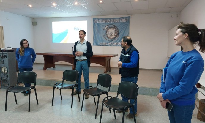 Personal de la empresa TGS brindó una charla en la Escuela Técnica 