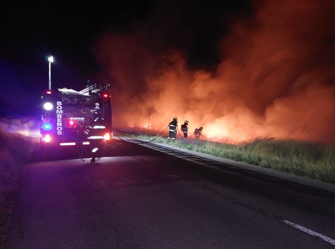 Alertan sobre el peligro de incendios por estacionar sobre las banquinas