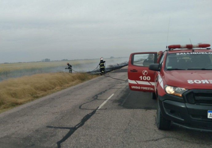 Un automóvil consumido por las llamas en el Acceso a Ingeniero Thompson 